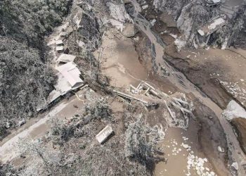 Jembatan Gladak Perak yang menghubungkan Lumajang-Malang putus akibat awan panas dan banjir lahar dari Gunung Semeru.