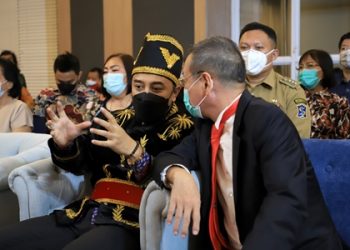 Wali Kota Surabaya, Eri Cahyadi dalam peringatan HUT Kerukunan Keluarga Sulawesi Utara Indonesia (K2SI). Dalam kesempatan ini, Eri Cahyadi menerima penganugerahan gelar sebagai Tonaas Wangko (gelar kehormatan) dari perwakilan warga Sulawesi Utara.