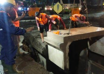 Pemasangan box culvert untuk saluran air yang berada di kawasan Jalan Kedung Cowek, Kelurahan Gading, Kecamatan Kenjeran.