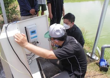 Ketua tim Abmas Dr Rony Seto Wibowo (bertopi) dan penanggung jawab kegiatan Fahmi Riza Pahlevi melakukan pengecekkan kembali pada Maximum Power Point Tracking (MPPT) untuk pengairan tambak ikan bandeng.