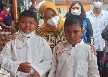 Wali Kota Mojokerto, Ika Puspitasari saat menghadiri acara khitan massal dalam rangka tiga tahun kepemimpinannya dan HUT Korpri ke-50, di kantor sekretariat Korpri Kota Mojokerto.