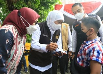 Gubernur Jatim Khofifah Indar Parawansa bersama Wali Kota Surabaya Eri Cahyadi saat meninjau Kick Off Vaksinasi anak di SDN Kaliasin I, Surabaya.