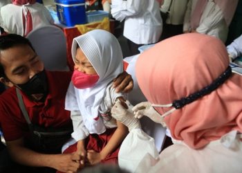 Kick Off Vaksinasi Anak di SD Negeri Kaliasin I, Surabaya.