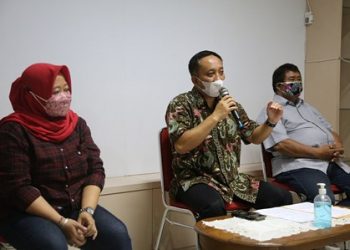 Kepala Bagian Administrasi Perekonomian dan Usaha Daerah, Agus Hebi Djuniantoro bersama ketua panitia seleksi rekrutmen direksi PD Pasar Surabaya Novy Ispinari (dua dari kiri) dalam jumpa pers di kantor Bagian Humas Pemkot Surabaya.