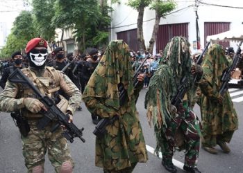 TNI AL ikut meramaikan kawasan wisata Jalan Tunjungan dalam perayaan Navy Day.