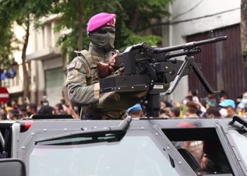 TNI Angkatan Laut AL ikut meramaikan kawasan wisata Jalan Tunjungan dalam perayaan Navy Day (Hari Angkatan Laut).