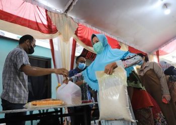 Kegiatan operasi pasar yang dilakukan Disperindag di dalah satu wilayah kelurahan di Surabaya.