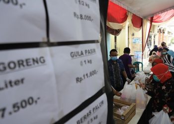 Kegiatan operasi pasar yang dilakukan Dinas Perindustrian dan Perdagangan untuk mengantisipasi adanya lonjakan harga jelang Natal dan Tahun Baru.