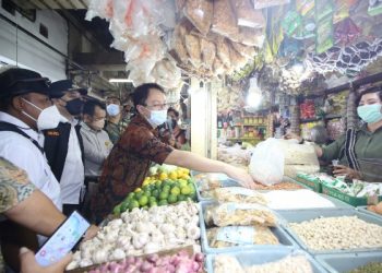 Wakil Menteri Perdagangan RI, Jerry Sambuaga bersama Wali Kota Surabaya, Eri Cahyadi dan Dinas Perdagangan (Disperindag) Jawa Timur, sidak harga bahan kebutuhan pokok di Pasar Wonokromo.