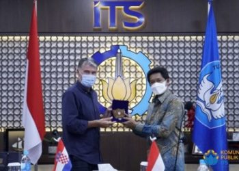 Penyerahan cenderamata dari Wakil Rektor IV ITS Bambang Pramudjati ST MSc Eng PhD (kanan) kepada Dubes Republik Kroasia Nebojša Koharović.
