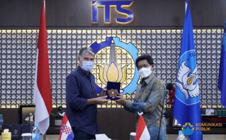Penyerahan cenderamata dari Wakil Rektor IV ITS Bambang Pramudjati ST MSc Eng PhD (kanan) kepada Dubes Republik Kroasia Nebojša Koharović.
