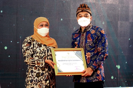 Gubernur Provinsi Jawa Timur, Khofifah Indar Parawansa menyerahkan penghargaan kepada Wali Kota Surabaya Eri Cahyadi dalam acara Peringatan Hari Kesehatan Nasional yang berlangsung di Kota Mojokerto.