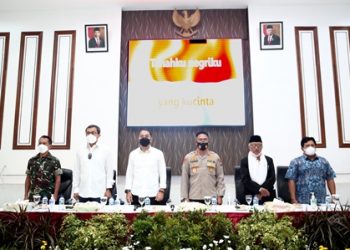 Kapolrestabes Surabaya Kombes Pol Yusep dan Wali Kota Surabaya Eri Cahyadi bersama Forkopimda Surabaya dalam rapat persiapan pengamanan Natal dan Tahun Baru (Nataru) 2022 di Gedung Bhara Daksa, Polrestabes Surabaya.