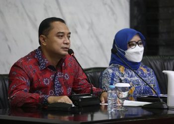 Wali Kota Surabaya Eri Cahyadi bersama Ketua Tim Penggerak (TP) PKK Kota Surabaya, Rini Indriyani saat memimpin rapat evaluasi penanganan stunting di Kantor Badan Perencanaan Pembangunan Kota (Bappeko) Surabaya.