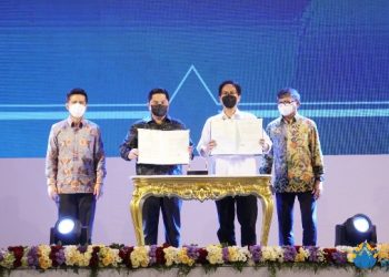 Rektor ITS Prof Dr Ir Mochamad Ashari MEng (dua dari kanan) dan Menteri BUMN Erick Thohir (dua dari kiri) usai penandatanganan MoU yang disaksikan Ketua Umum PP IKA ITS Ir Sutopo Krista.