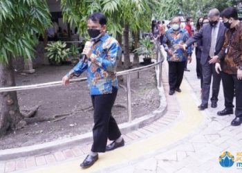 Salah satu guru penyandang disabilitas di SMP dan SMA Luar Biasa untuk Tuna Netra (LB-A) YPAB (depan) menjajal secara langsung jalur evakuasi inklusif.