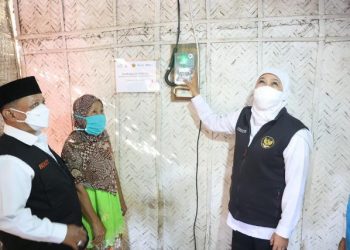 Gubernur Jawa Timur  Khofifah Indar Parawansa menyalakan listrik gratis di Desa Perante Kecamatan Asembagus, Situbondo.