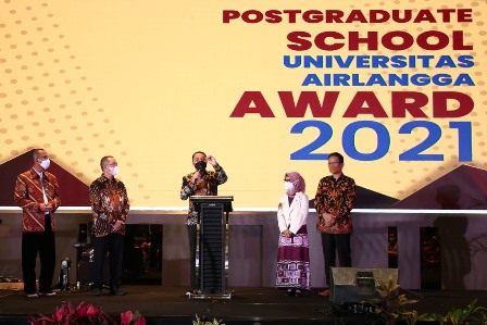 Wali Kota Surabaya Eri Cahyadi dalam penyerahan penghargaan dari Sekolah Pascasarjana Universitas Airlangga (Unair) Kota Surabaya.