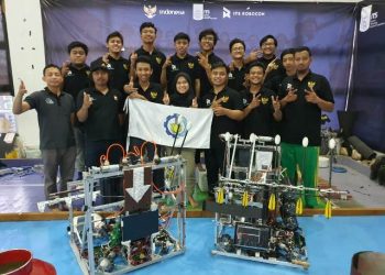 Tim RIOT ITS bersama dosen pembimbing yang mengikuti kompetisi internasional ABU Robocon 2021 secara daring.