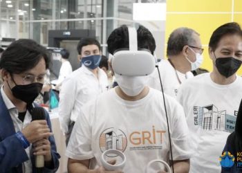 Wagub Jatim Emil Elestianto Dardak (tengah) mencoba langsung penggunaan virtual reality classroom yang dikembangkan para peneliti ITS.