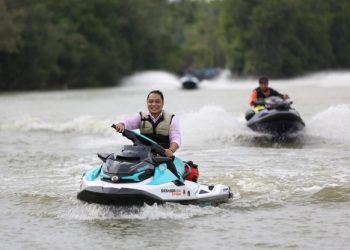 Wali Kota Surabaya Eri cahyadi mencoba jet ski di wisata pesisir Romokalisari.