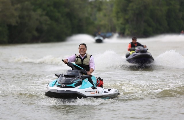 Wali Kota Surabaya Eri cahyadi mencoba jet ski di wisata pesisir Romokalisari.