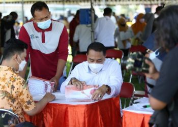 Wali Kota Surabaya Eri Cahyadi ikut mengecek data warga yang menerima bantuan sosial dari Kementerian Sosial di lapangan Thor.