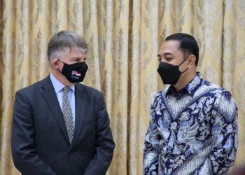 Duta Besar (Dubes) Inggris untuk Indonesia dan Timor-Leste, Owen Jenkins bersama Wali Kota Surabaya Eri Cahyadi usai membahas sister city antara Surabaya-Liverpool.