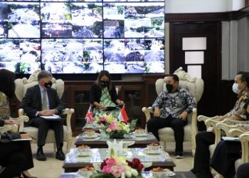 Pertemuan Wali Kota Surabaya Eri Cahyadi dengan Duta Besar (Dubes) Inggris untuk Indonesia dan Timor-Leste, Owen Jenkins di ruang kerja wali kota Surabaya.