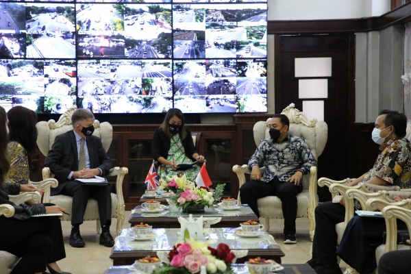 Pertemuan Wali Kota Surabaya Eri Cahyadi dengan Duta Besar (Dubes) Inggris untuk Indonesia dan Timor-Leste, Owen Jenkins di ruang kerja wali kota Surabaya.
