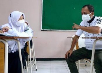 Wakil Wali Kota Surabaya Armuji berbincang dengan salah satu siswa di salah satu sekolah di Surabaya.