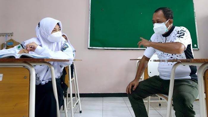 Wakil Wali Kota Surabaya Armuji berbincang dengan salah satu siswa di salah satu sekolah di Surabaya.