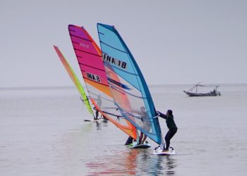 Atlet selancar angin berlatih di kawasan Kenjeran.