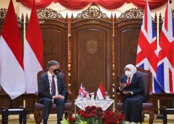 Pertemuan Duta Besar Inggris untuk Indonesia dan Timor Leste, Owen Jenkins dengan Gubernur Jawa Timur Khofifah Indar Parawansa di gedung Negara Grahadi.