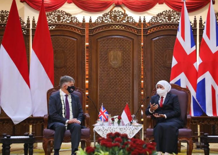 Pertemuan Duta Besar Inggris untuk Indonesia dan Timor Leste, Owen Jenkins dengan Gubernur Jawa Timur Khofifah Indar Parawansa di gedung Negara Grahadi.