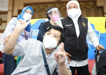 Gubernur Jatim Khofifah Indar Parawansa dalam salah satu kegiatan vaksinasi bagi penyandang disabilitas.