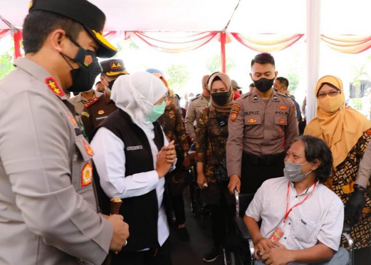 Gubernur Khofifah Indar Parawansa saat meninjau salah satu kegiatan vaksinasi di Jawa Timur,