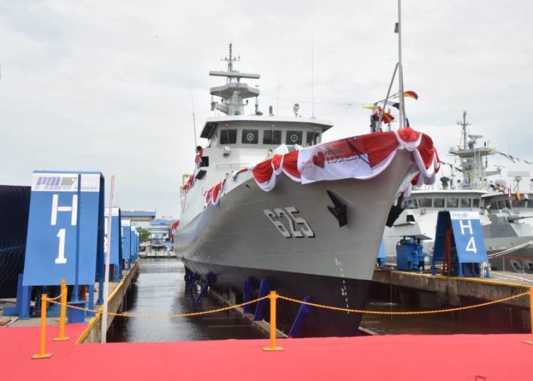 Kapal Cepal Rudal (KCR) 60 meter yang diluncurkan di Dermaga Kapal Perang PT Pal Indonesia (Persero) Surabaya.