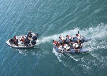 Para personel KRI Raden Eddy Martadinata (REM)-331 menyemarakkan Hari Armada RI tahun 2021  dengan lomba dayung perahu karet di perairan Sebatik.