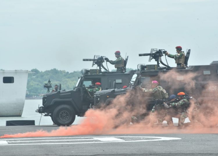 Salah satu aksi yang ditampilkan dalam peringatan Hari Armada Republik Indonesia tahun 2021 di Dermaga Madura Ujung, Markas Komando Armada II Surabaya.