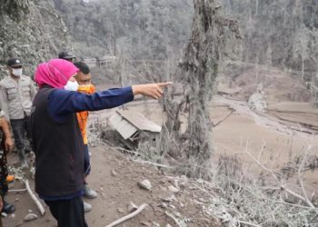 Gubernur Jawa Timur, Khofifah Indar Parawansa di Kecamatan Pronojiwo, Lumajang untuk mengecek kondisi pasca Awan Panas Guguran (APG) Gunung Semeru.