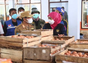 Gubernur Jawa Timur, Khofifah Indar Parawansa mengecek logistik untui kebutuhan pengungsi Awan Panas Guguran (APG) Gunung Semeru.