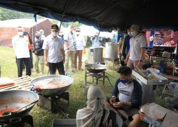 Wakil Gubernur Jatim Emil Elestianto dardak saat meninjau Posko Pengungsian di Kantor Kecamatan Candipuro, Lumajang.