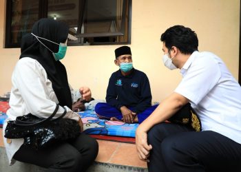 Wakil Gubernur Jatim Emil Elestianto Dardak mendengarkan cerita dari warga di kantor Kecamatan Candipuro, Lumajang.