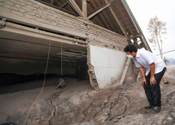 Wagub Jatim Emil Elestianto Dardak memantau kondisi di Desa Sumberwuluh, Lumajang pasca Awan panas guguran (APG) Gunung Semeru.