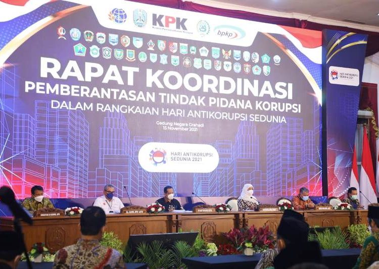Gubernur Jawa Timur Khofifah Indar Parawansa saat rapat koordinasi tindak pidana korupsi pada 15 November 2021 lalu.