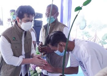 Wakil Gubernur Jawa Timur Emil Elestianto Dardak menyerahkan bibit mangrove kepada tiga perwakilan kelompok tani Kabupaten Probolinggo dalam acara Program Penanaman Mangrove di Pantai Duta, Kabupaten Probolinggo.