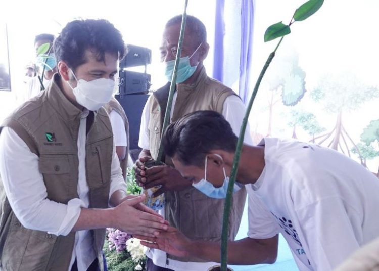 Wakil Gubernur Jawa Timur Emil Elestianto Dardak menyerahkan bibit mangrove kepada tiga perwakilan kelompok tani Kabupaten Probolinggo dalam acara Program Penanaman Mangrove di Pantai Duta, Kabupaten Probolinggo.