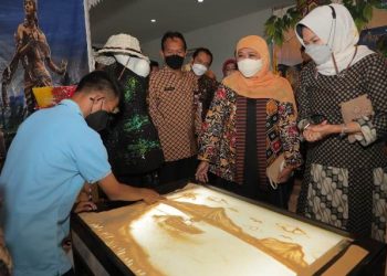 Gubernur Jawa Timur Khofifah Indar Parawansa mengunjungi stan dalam Unjuk Gelar Keterampilan Hasil Karya Anak Disabilitas serta Seminar Inklusi tingkat Provinsi Jatim Tahun 2021 di Hotel Batu Suki, Kota Batu.