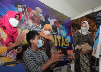 Gubernur Jawa Timur Khofifah Indar Parawansa di sela penutupan Unjuk Gelar Keterampilan Hasil Karya Anak Disabilitas serta Seminar Inklusi tingkat Provinsi Jatim Tahun 2021 di Hotel Batu Suki, Kota Batu.